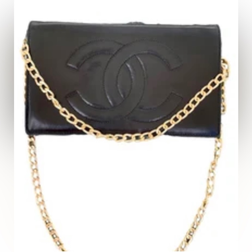 Vintage Chanel wallet with chain